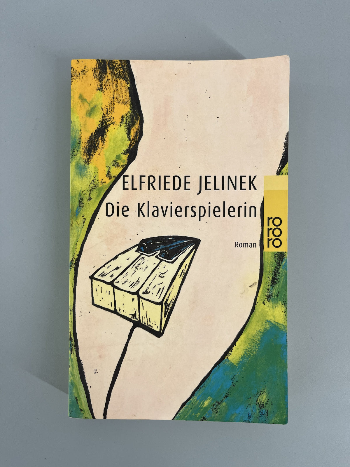 DIE KLAVIERSPIELERIN